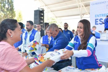 Entregan útiles escolares y audífonos a 4 mil 500 familias en Cosío y Rincón de Romos