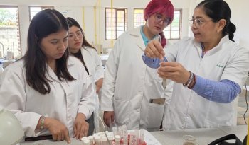 Imparten taller sobre nematodos en hortalizas en aniversario de Ingeniería en Agricultura