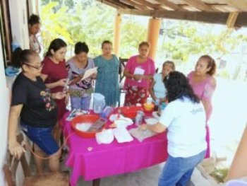 Capacitan a productoras de coco en Atoyac para elaborar jabones artesanales