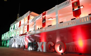 Encienden luces patrias del Palacio de Gobierno en Chetumal para el Mes de la Patria