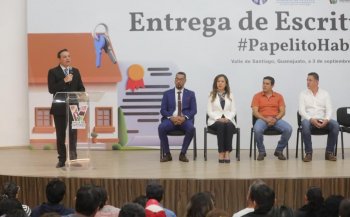 72 familias de Valle de Santiago reciben escrituras mediante Papelito Habla
