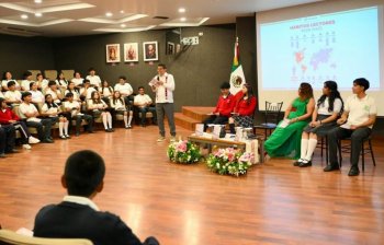 Gobernador de Oaxaca lee con 100 estudiantes en Palacio de Gobierno