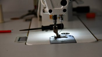 Madre de familia aprende corte y confección en el CAIM y planea abrir su propio taller