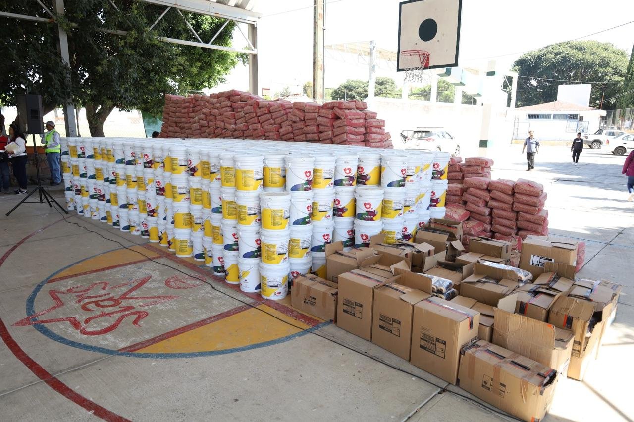 Entregan kits de construcción para espacios públicos en comunidades del sur de Puebla
