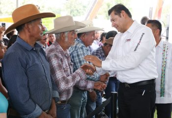Puebla proyecta 4 mil equipos agrícolas para 2030 y anuncia obras carreteras en Xiutetelco