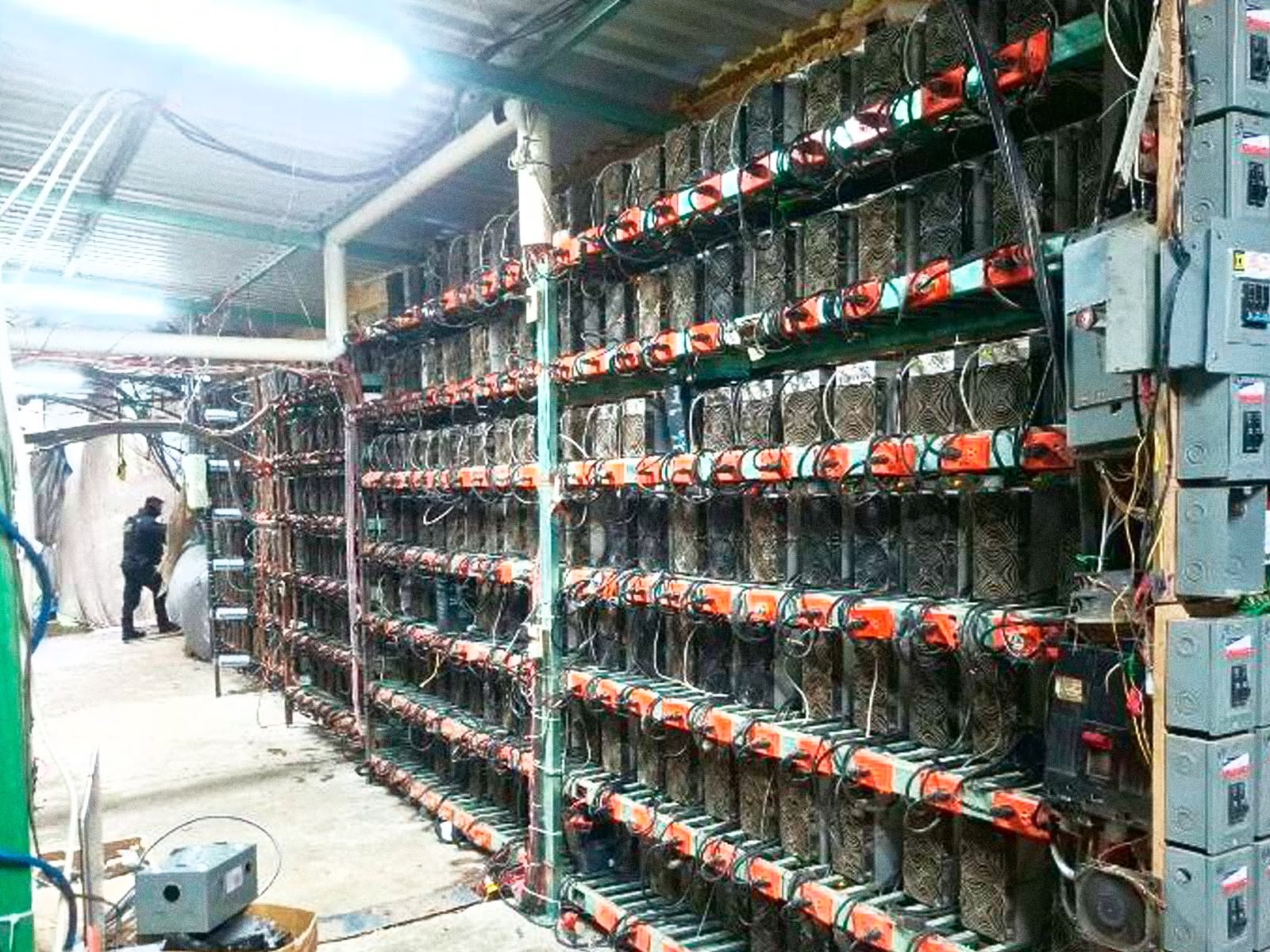Aseguran en Puebla inmueble con 300 equipos para minería de criptomonedas