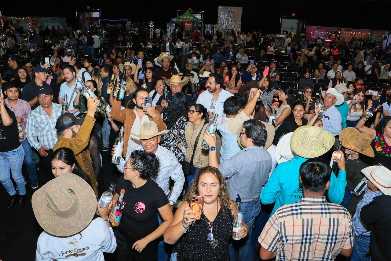 Encuentro Nacional del Mezcal Puebla 2026 atrae a familias y productores en sus primeros