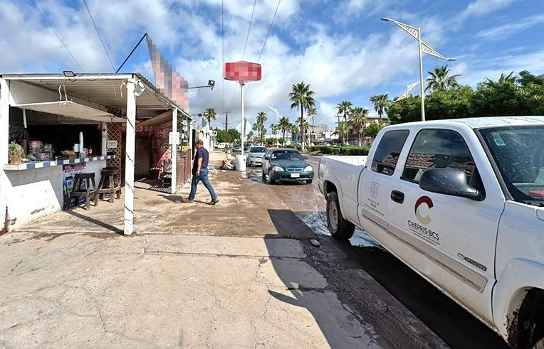 Suspenden venta de alimentos en bulevar de Ciudad Constitución por acumulación de agua