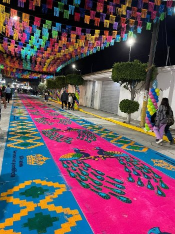 Acatzingo alista 'La Noche Mágica' con 9 km de alfombras para la Virgen de los Dolores