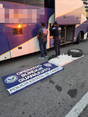 Detienen a pasajero con 32 bolsas de presunto cristal en autobús en Salamanca