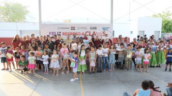 Entregan 200 paquetes de útiles escolares a niños de La Paz