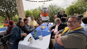 Entregan cancha de usos múltiples a jubilados de Acámbaro con inversión de 1 mdp