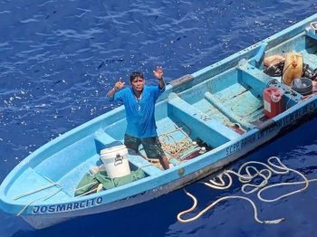 Rescatan con vida a pescador de Puerto Ángel tras una semana perdido en el mar