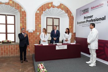 Aprueba primer examen profesional en la Licenciatura en Médico Cirujano de la USEP