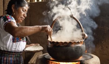 Cineasta campechana documenta el fuego y la cocina tradicional maya en cortometraje