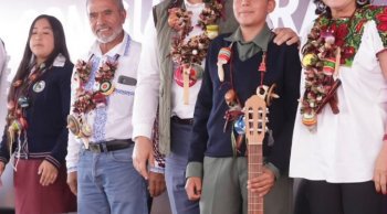 Entregan 10 mil guitarras de Paracho a secundarias públicas de Michoacán