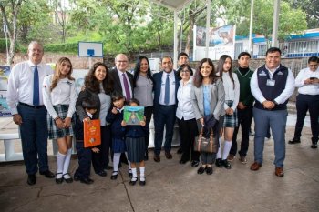 Primaria de Guanajuato capital recibe 62 libros y seis estantes para fomentar la lectura