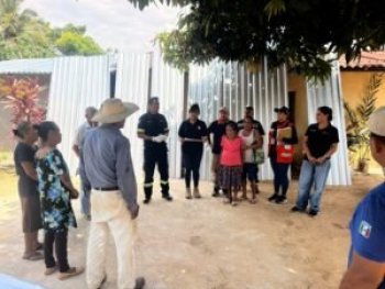 Entregan láminas a 22 familias de Atoyac afectadas por lluvias en la sierra