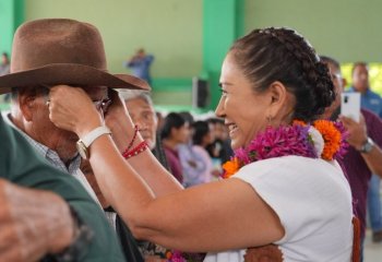 DIF Oaxaca entrega 535 canastas alimentarias y lentes en Valles Centrales