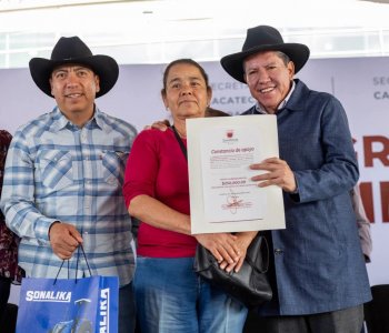 Monreal entrega 30 tractores y 22 subsidios de 250 mil pesos a migrantes zacatecanos