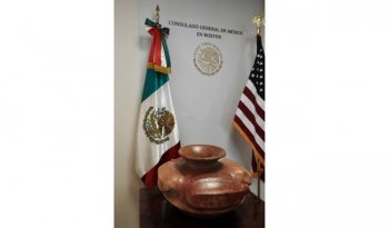 Consulado en Boston recibe vasija prehispánica con granos de cacao restituida por