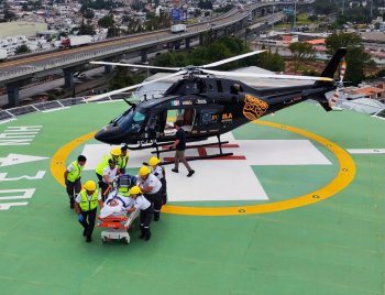 Trasladan por vía aérea a hombre lesionado tras caer en un barranco en Cuetzalan