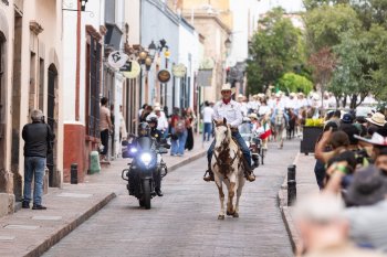 Cabalgata de la Conspiración de Querétaro inicia festejos por 216 años de la Independencia