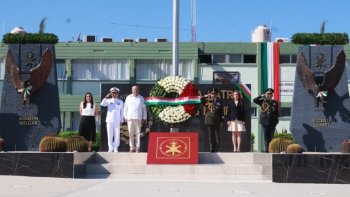 Castro Cosío encabeza ceremonia por los Niños Héroes en La Paz
