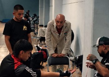 Estudiante de la UDEP gana en su debut profesional de boxeo en Puebla