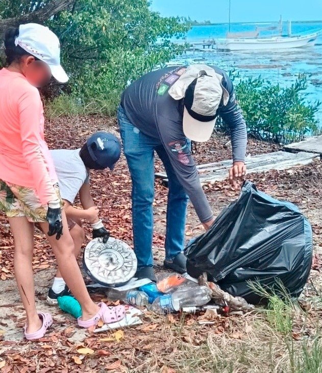 Jóvenes por la Conservación limpian playas y aprenden sobre ecosistemas en Cozumel