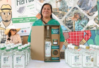 Feria del Mezcal en Caltepec reúne a productores y artesanos de la región