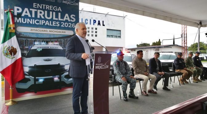 Gobierno de Michoacán entrega tres patrullas Police Interceptor a Zitácuaro