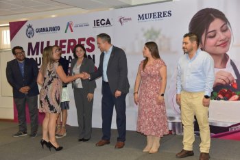 65 mujeres de Irapuato concluyen cursos de capacitación para el empleo y autoempleo