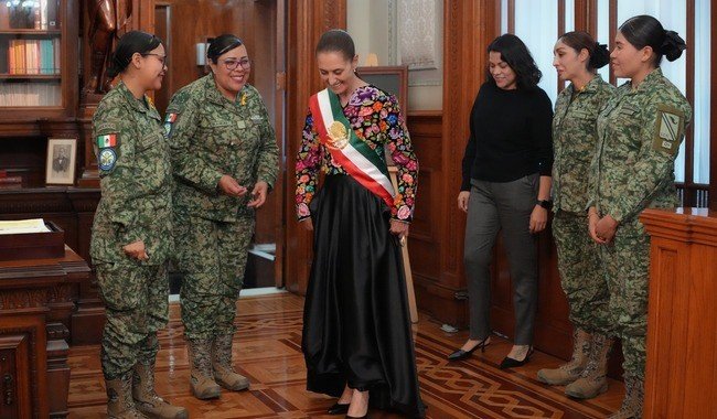 Artesanas de Juchitán bordan a mano prenda para la presidenta de México