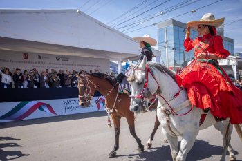 Desfile por el 216 aniversario de la Independencia reúne a 9,500 asistentes en Querétaro