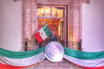 Monreal encabeza el Grito de Independencia en Zacatecas ante Plaza de Armas llena