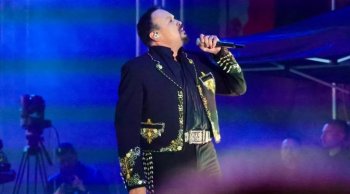 Pepe Aguilar reúne a miles en la avenida Madero de Morelia por la Independencia