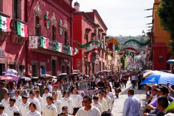 San Miguel de Allende conmemora el 216 aniversario de la Independencia con desfile de 2