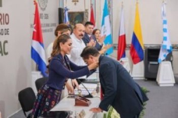 Evelyn Salgado entrega la Presea Sentimientos de la Nación a Bernardo Rosendo Ponce