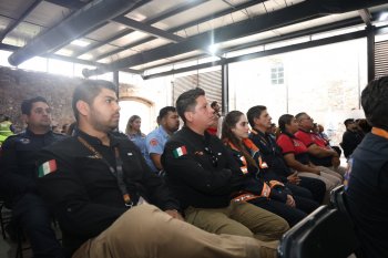 Laredo, Texas, dona equipo de bomberos y un camión a Querétaro