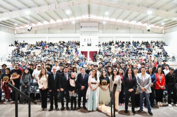 Tere Jiménez llama a estudiantes a prepararse para retos de la inteligencia artificial