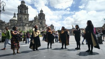 Estudiantina chilena y tuna de la UNAM recorren el Centro Histórico de la CDMX