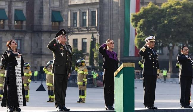 Sheinbaum encabeza izamiento de bandera a media asta por víctimas de sismos de 1985 y 2017