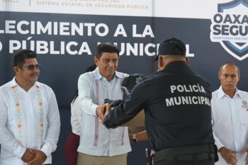 Entregan uniformes a policías de cuatro municipios de la Costa de Oaxaca