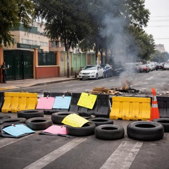 Padres bloquean avenida en Cuautitlán Izcalli por conflicto con supervisora escolar