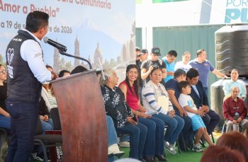 Entregan tinacos a 800 familias y estímulos a 11 deportistas en Puebla