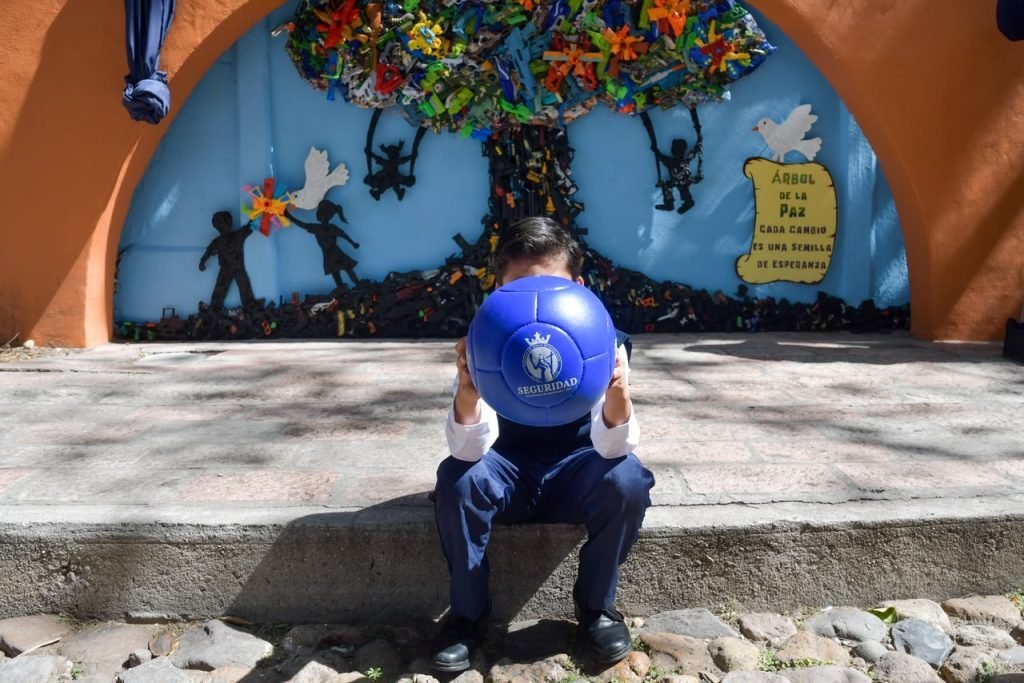 Develan en Dolores Hidalgo 'El Árbol de la Paz' hecho con 400 juguetes bélicos