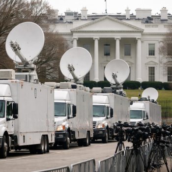 Cadenas de TV de EE. UU. suspenden cobertura conjunta de Trump en apoyo a periodistas vetados de la Casa Blanca
