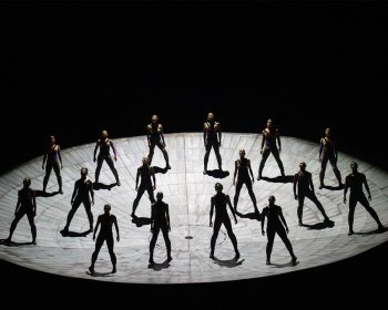 "Omphalos" de Damien Jalet reúne a 2,200 asistentes en el Teatro de la Ciudad de Monterrey