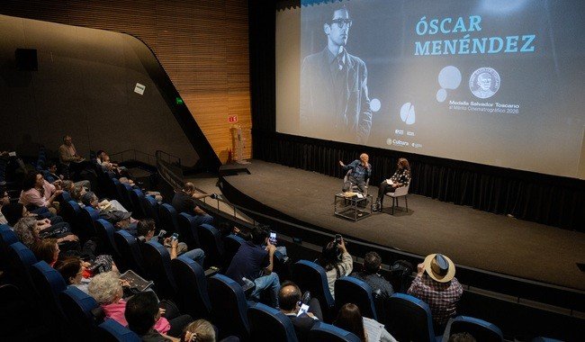 Óscar Menéndez recibe la Medalla Salvador Toscano 2026 por seis décadas de documental
